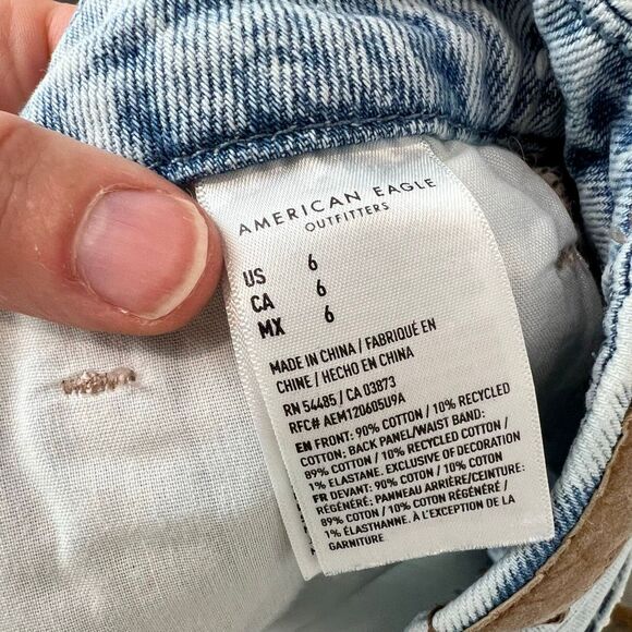 American Eagle Curvy Mom Jean Shorts Size 6 Distressed Denim Blue cross button - Picture 6 of 7